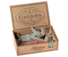Load image into Gallery viewer, Maileg Mum and Dad in Cigarbox
