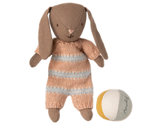 Load image into Gallery viewer, Maileg Micro Bunny Set - Brown with Dusty Rose Knitted Suit and Ball

