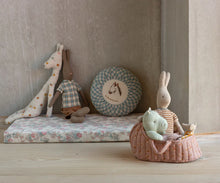 Load image into Gallery viewer, Maileg - Large Carry Cot - Rose
