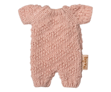 Load image into Gallery viewer, Maileg Knitted Suit Micro - Rose
