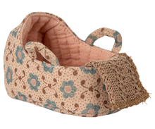 Load image into Gallery viewer, Maileg Baby Mouse Carry Cot - Rose
