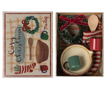 Load image into Gallery viewer, Maileg Cosy Christmas Set - Mouse
