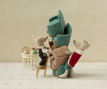 Load image into Gallery viewer, Maileg Dad Mouse - King With Gift Bag
