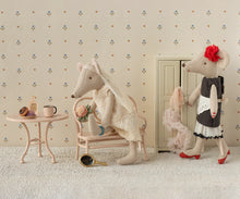 Load image into Gallery viewer, Maileg Mum Mouse - Beautician
