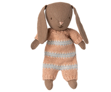 Load image into Gallery viewer, Maileg Micro Bunny - Brown with Dusty Rose Knitted Suit
