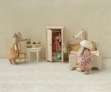 Load image into Gallery viewer, Maileg Mum  Mouse - Queen With Gift Bag
