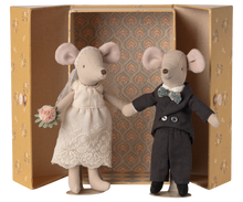 Load image into Gallery viewer, Maileg Wedding Mice Couple In Box - Mum and Dad
