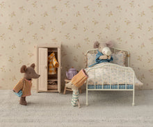 Load image into Gallery viewer, Maileg - Suit &amp; Bag - Mum Mouse
