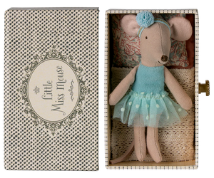 Maileg - Little Sister Dance Mouse In Daybed  - Turquoise
