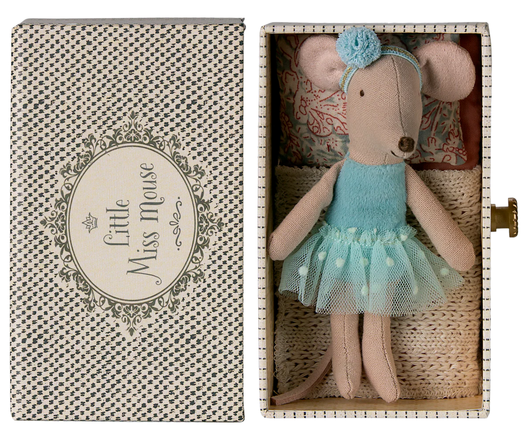 Maileg - Little Sister Dance Mouse In Daybed  - Turquoise