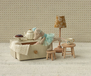 Maileg - Little Sister Dance Mouse In Daybed  - Turquoise