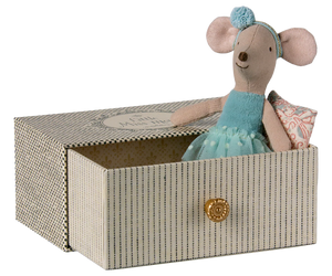 Maileg - Little Sister Dance Mouse In Daybed  - Turquoise
