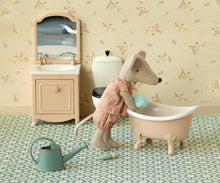 Load image into Gallery viewer, Maileg Micro Bathtub Mouse - Rose
