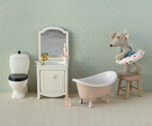 Load image into Gallery viewer, Maileg Micro Bathtub Mouse - Rose
