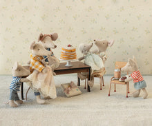 Load image into Gallery viewer, Maileg Baby Mouse In Gown - Powder
