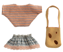 Load image into Gallery viewer, Maileg Clothes &amp; Bag For Little Sister Mouse
