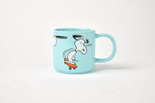 Load image into Gallery viewer, Peanuts Skateboard Mug

