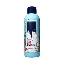 Load image into Gallery viewer, pale blue metal water bottle with navy blue screw lid.  The bottle features a colour illustration of Moominpap and Moominmama stepping out of their front door, taken from the film Moomins on the Riviera
