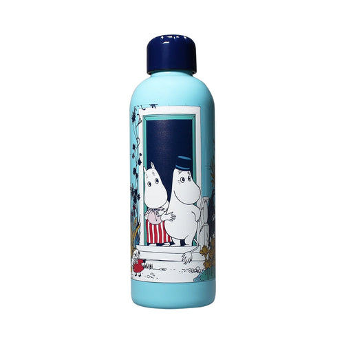 pale blue metal water bottle with navy blue screw lid.  The bottle features a colour illustration of Moominpap and Moominmama stepping out of their front door, taken from the film Moomins on the Riviera