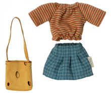 Load image into Gallery viewer, Maileg Clothes &amp; Bag For Mum Mouse
